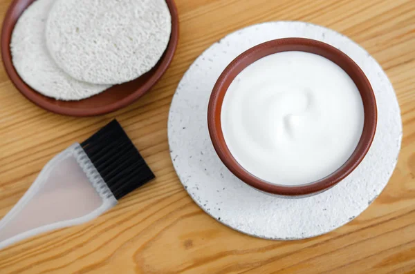 Topeng buatan sendiri yang terbuat dari krim asam (greek yogurt). Kosmetik diy — Stok Foto