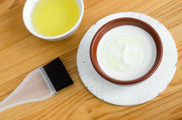 Ev yapımı maske ekşi krema (Yunan yoğurt) ve zeytin yağı yapılmış. DIY kozmetik