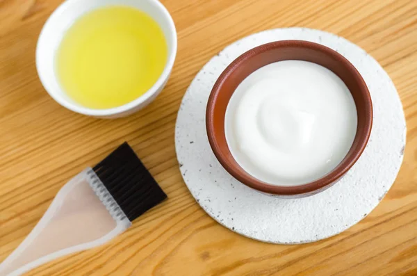 Domácí maska vyrobena z kysané smetany (řecký jogurt) a olivového oleje. DIY kosmetika — Stock fotografie