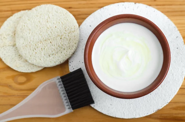 Topeng buatan sendiri yang terbuat dari krim asam (greek yogurt) dan minyak zaitun. Kosmetik diy — Stok Foto