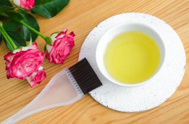 Küçük seramik kase aroması ile petrol yükseldi. Ev yapımı kozmetik ve doğal cilt bakımı için malzemeler