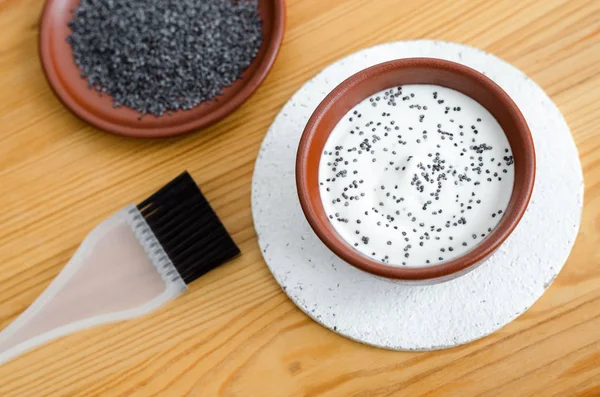 Homemade mask (scrub) made of sour cream (greek yogurt), poppy seeds oil and poppy seeds. Ingredients for homemade cosmetics — Stock Photo, Image