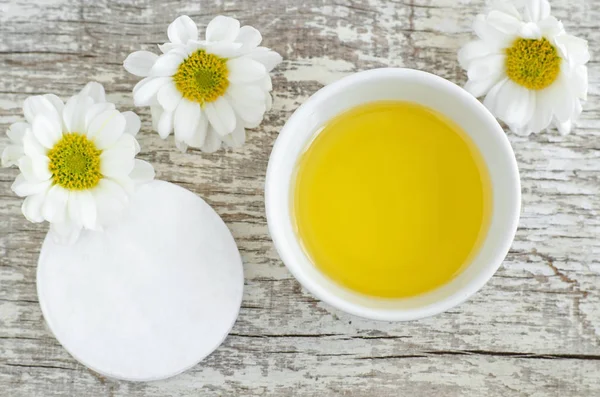 Küçük beyaz kase kozmetik yağ ve pamuk yastık için doğal cilt bakımı ile. Ev yapımı kozmetik. Üstten Görünüm, kopya alanı. 