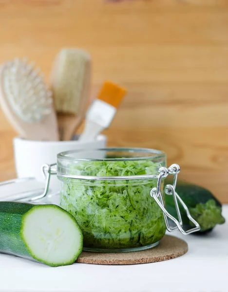 Grated zucchini in a glass jar masker diy wajah alami. Kosmetik buatan sendiri dan spa . — Stok Foto