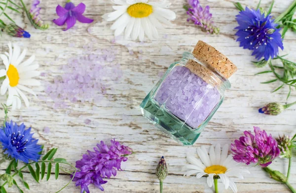 Pequeño frasco de vidrio con aroma a sal de baño con extractos de flores. Vista superior, espacio de copia . —  Fotos de Stock