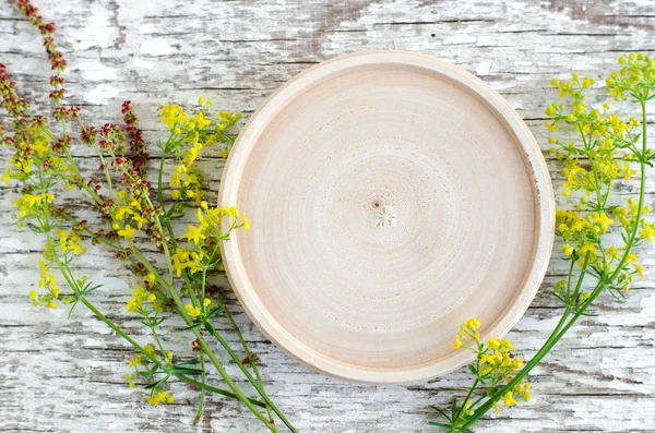 Küçük ahşap plaka olarak metin ve küçük alan çiçek beyaz eski püskü ahşap zemin üzerinde bir yer. Sulak, bitkisel ilaç ve Botanik kavramı. Üstten Görünüm, kopya alanı. 