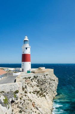 Europa noktası deniz feneri (Trinity deniz feneri ya da Victoria kule) Uçurumdaki. Cebelitarık İngiliz denizaşırı toprakları.
