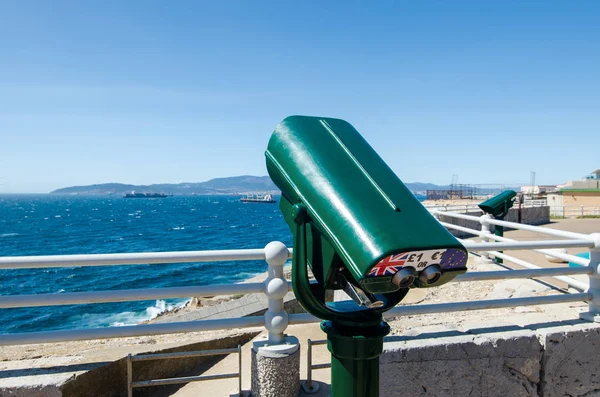 Europa Point κατάστρωμα παρατήρησης με κιάλια που λειτουργεί με κέρμα. Κοιτάξτε έξω, πάνω από το κόλπο της Algeciras ή το Γιβραλτάρ. Βρετανικό υπερπόντιο έδαφος του Γιβραλτάρ. — Φωτογραφία Αρχείου