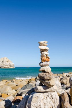 Praia taş piramit Barranco Beach yapmak. Sagres (Vila Bispo), Algarve, Güney Portekiz. Denge ve uyum kavramı. Zen ve meditasyon arka plan. 