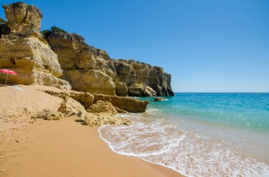 Görünüm kireçtaşı kayalıklarla Albufeira, Güney Portekiz Algarve bölgesinin Faro tavşan Beach (Praia da Coelha) 