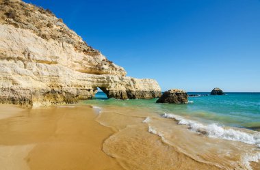 Görünüm kireçtaşı kayalıklarla üç kaleler sahilde Portimao, Güney Portekiz Algarve bölgesinin Faro 