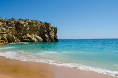 Görünüm kireçtaşı kayalıklarla Albufeira, Güney Portekiz Algarve bölgesinin Faro tavşan Beach (Praia da Coelha) 