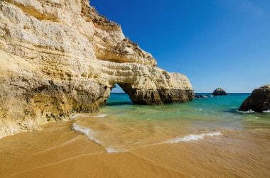 Görünüm kireçtaşı kayalıklarla üç kaleler sahilde Portimao, Güney Portekiz Algarve bölgesinin Faro 