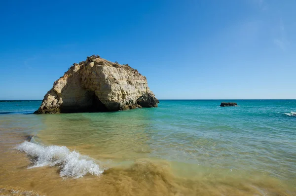 Vista del acantilado de piedra caliza de la playa de los Tres Castillos en Portimao, Distrito Faro, Algarve, Sur de Portugal — Foto de Stock