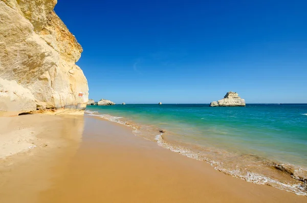 Вид на скелі вапняку з трьох замків пляжу в Портімау, Фаро району, Алгарве, півдні Португалії — стокове фото