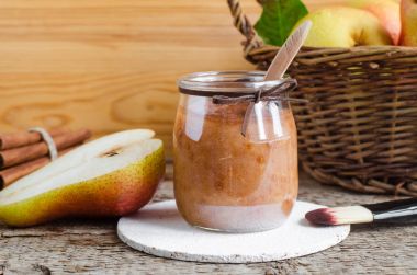 Ev yapımı armut ve cam kavanozda tarçın maskesi. DIY kozmetik.