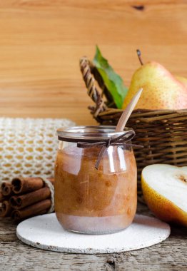 Ev yapımı armut ve cam kavanozda tarçın maskesi. DIY kozmetik.