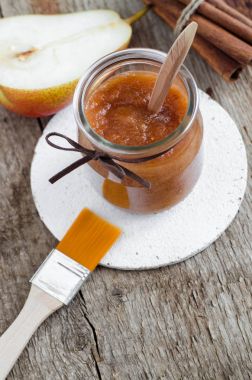 Ev yapımı armut ve cam kavanozda tarçın maskesi. DIY kozmetik. Üstten Görünüm