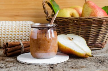 Ev yapımı armut ve cam kavanozda tarçın maskesi. DIY kozmetik.