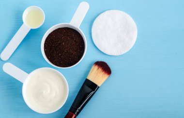 Ekşi krema (Yunan yoğurt), çekilmiş kahve ve zeytin yağ küçük bir kaşık toz içinde. DIY maske, önlük, nemlendiriciler hazırlanması için malzemeler. Ev yapımı kozmetik. Üstten Görünüm, kopya alanı.