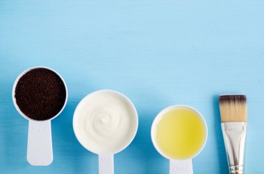Ekşi krema (Yunan yoğurt), çekilmiş kahve ve zeytin yağ küçük bir kaşık toz içinde. DIY maske, önlük, nemlendiriciler hazırlanması için malzemeler. Ev yapımı kozmetik. Üstten Görünüm, kopya alanı.