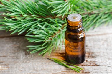 Küçük şişe temel çam yağı