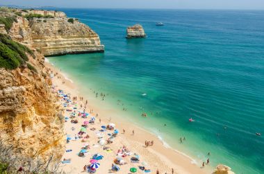 Görünüm Lagoa, Güney Portekiz Algarve bölgesinin Faro Deniz Kuvvetleri Beach (Praia da Marinha).