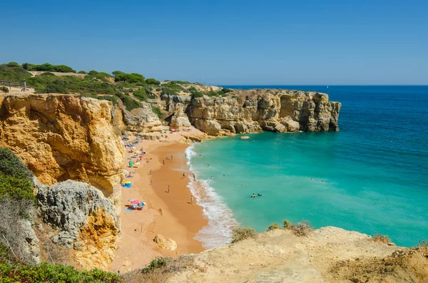 Kireçtaşı kayalıklarla ve Albufeira, Güney Portekiz Algarve bölgesinin Faro tavşan Beach (Praia da Coelha) görünümü — Stok fotoğraf