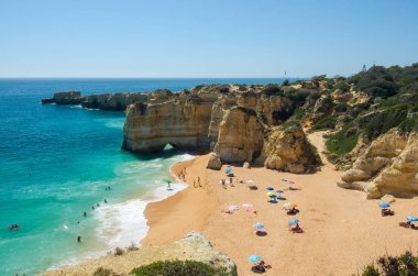 Kireçtaşı kayalıklarla ve Albufeira, Güney Portekiz Algarve bölgesinin Faro tavşan Beach (Praia da Coelha) görünümü