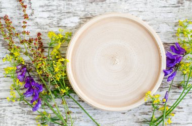 Küçük ahşap plaka olarak metin ve küçük alan çiçek beyaz eski püskü ahşap zemin üzerinde bir yer. Sulak, bitkisel ilaç ve Botanik kavramı. Üstten Görünüm, kopya alanı. 