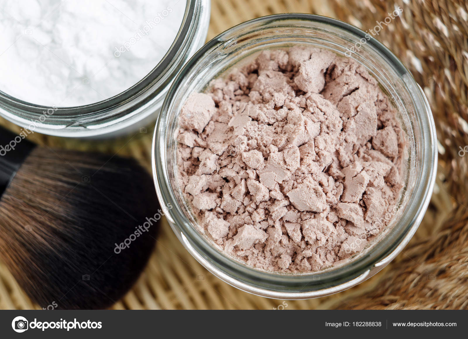 Овсяная пудра. Минеральная пудра в баночке. Торт посыпанный сахарной пудрой. Фон пудра. Сахарная пудра.