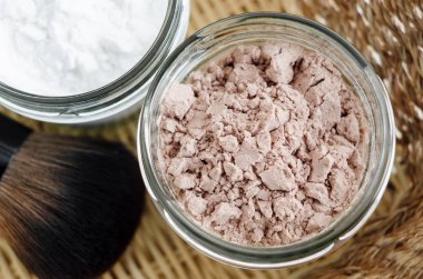 Mineral ev yapımı toz Vakfı ya da çim kavanozda kuru şampuan. DIY kozmetik. Görünümü en iyi, yakın çekim, alanı Kopyala.