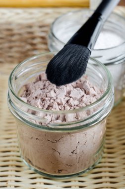Ev yapımı mineral tozu ya da kavanozdaki kuru şampuan. DIY kozmetik. Kapat, boşluğu kopyala.