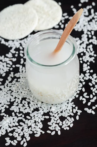 Agua de arroz casera - tónico natural para el cuidado de la piel y el cabello. Cosméticos bricolaje . — Foto de Stock