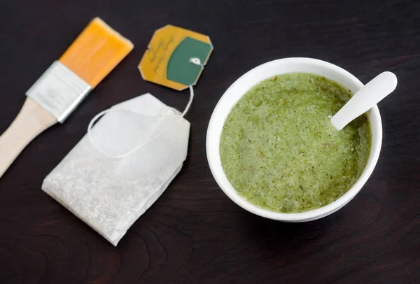 Topeng alam buatan sendiri (scrub) dengan garam laut dan ekstrak teh hijau. Kosmetik diy . — Stok Foto