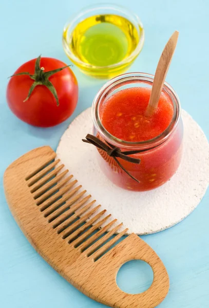 Mascarilla de tomate casera en un frasco de vidrio. Cosméticos bricolaje . — Foto de Stock