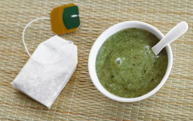 Ev yapımı doğal maskeyi (bodur) deniz tuzu ve yeşil çay özü. DIY kozmetik. 