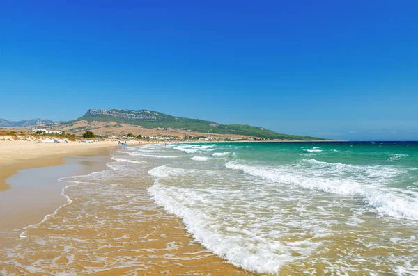 Schöner strand playa de bolonia an der atlantikküste von tarifa, provinz cadiz, andalusien, südspanien. — Stockfoto