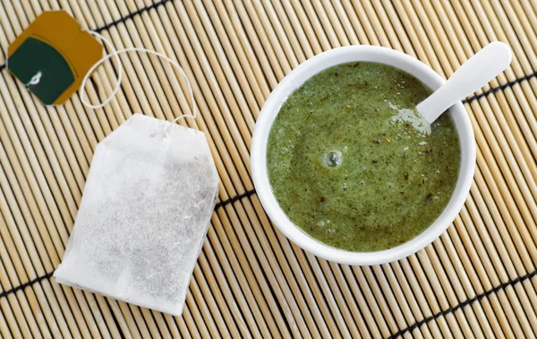 Topeng alam buatan sendiri (scrub) dengan garam laut dan ekstrak teh hijau. Kosmetik diy . — Stok Foto