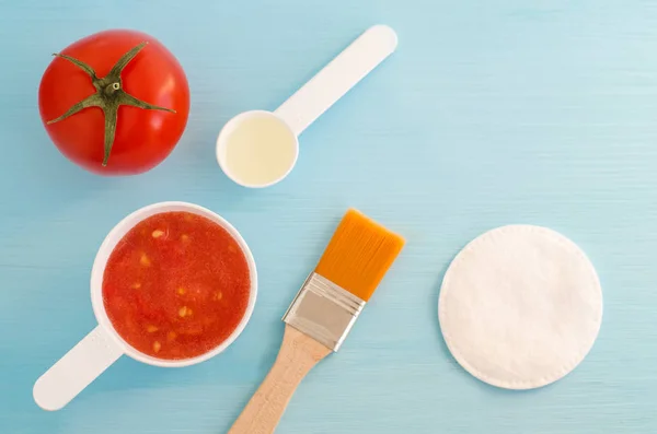 Palas de plástico con puré de tomate y aceite de oliva. Ingredientes para preparar mascarilla facial casera. Receta de cosméticos DIY. Vista superior, espacio de copia . — Foto de Stock