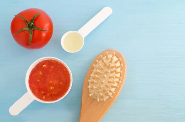 Sup plastik dengan tomat puree, minyak zaitun dan sisir rambut wooder. Bahan-bahan untuk menyiapkan masker rambut buatan sendiri. Resep kosmetik. Tampilan atas, ruang penyalinan . — Stok Foto