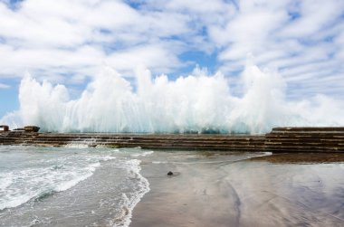 Büyük okyanus dalgaları üzerinde doğal açık havuz küçük balıkçı köyü Bajamar kırma. Tenerife North, Kanarya Adaları, İspanya.