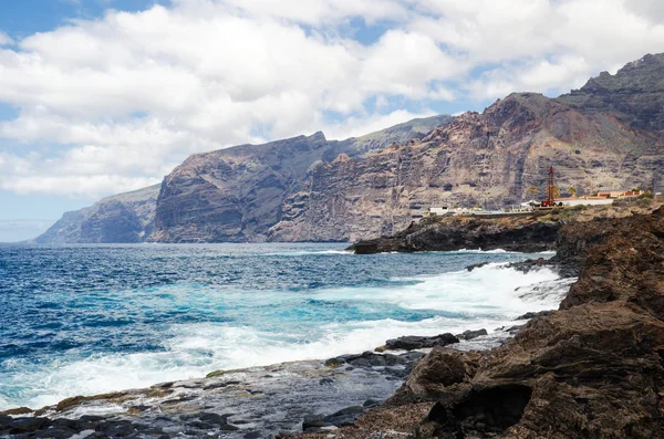 Bekijk op de Atlantische Oceaan en de kliffen van Los Gigantes ("Cliffs of the Giants"). Gemeente Santiago del Teide, Canarische eilanden, Tenerife, Spanje — Stockfoto
