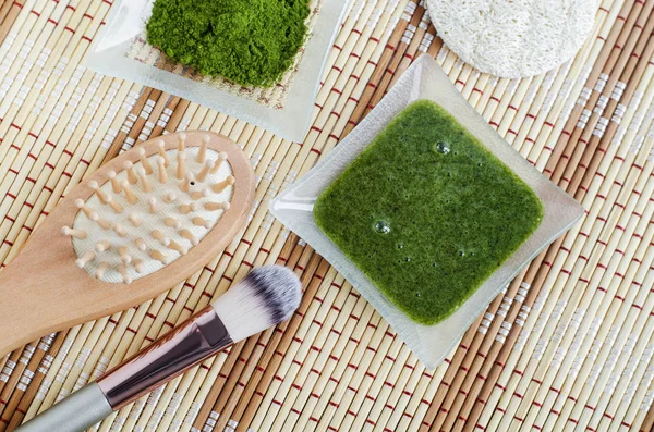 Homemade face and hair mask (scrub) with matcha powder. Diy green tea cosmetics recipe. Natural beauty treatment and spa. Top view, copy space — Stock Photo, Image