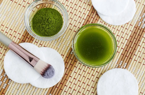 Toner wajah alami buatan sendiri (infusi, tincture) dengan bubuk matcha. Resep kosmetik teh hijau. Tampilan atas, ruang penyalinan — Stok Foto