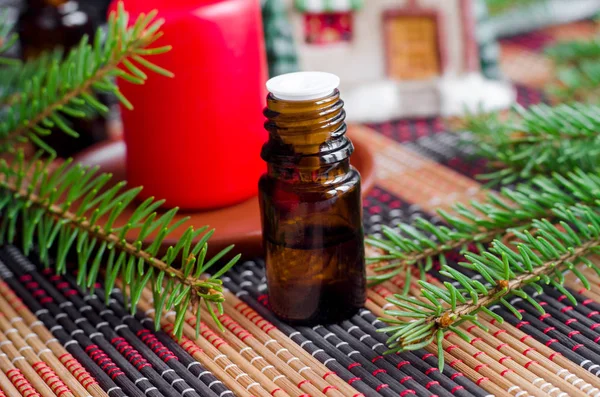 Botella pequeña con aceite esencial de abeto y ramas de abeto. Aromaterapia de Navidad. Ingredientes de spa de invierno y hierbas medicinales. Copiar espacio —  Fotos de Stock