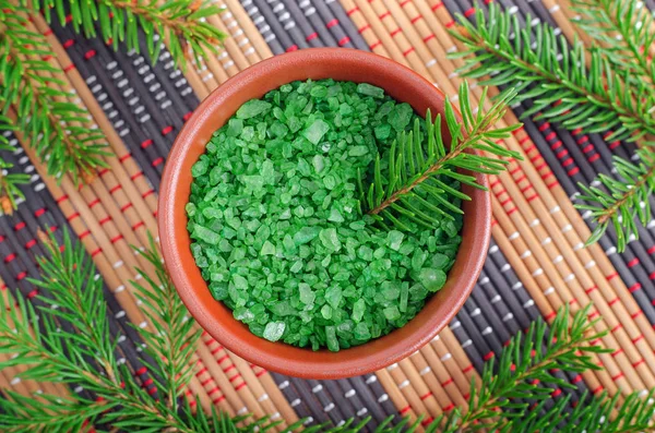 녹색 향내 목욕 소금 과 전나무 가지가 달린 작은 그릇. 크리스마스 조직 요법이야. 겨울 온천 과 약초 약의 개념이야. 윗 뷰, 확대, 복사 공간. — 스톡 사진