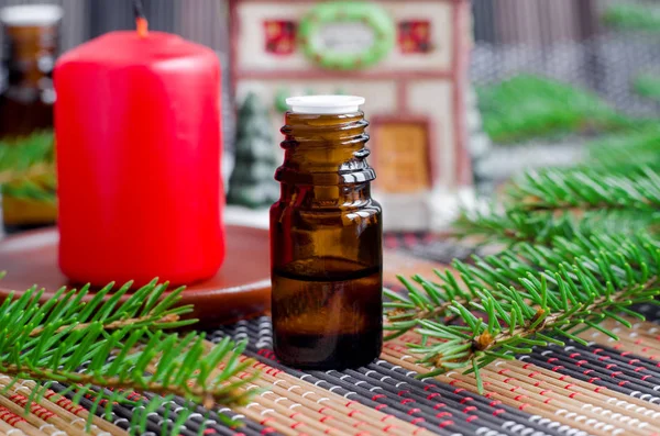 Botella pequeña con aceite esencial de abeto y ramas de abeto. Aromaterapia de Navidad. Ingredientes de spa de invierno y hierbas medicinales. Copiar espacio — Foto de Stock