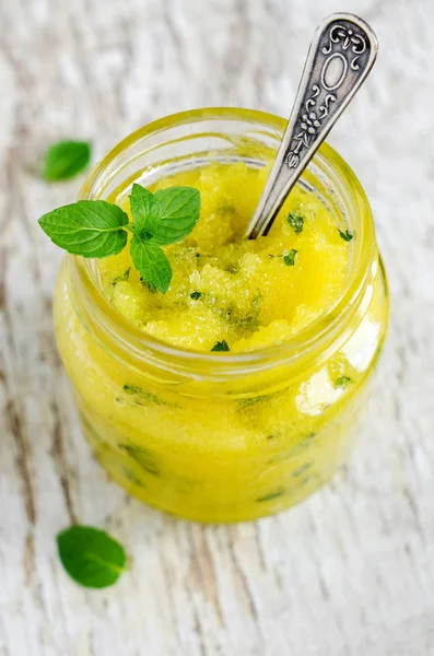 Exfoliante casero exfoliante para cara y cuerpo con azúcar, miel, limón, aceite de oliva y menta. Receta de cosméticos y spa de bricolaje . — Foto de Stock