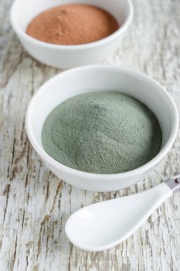 Beyaz kasede gri bentonit kil tozu. Yüz maskesi ve vücut ambalajı tarifi. Doğal güzellik tedavisi ve spa. 